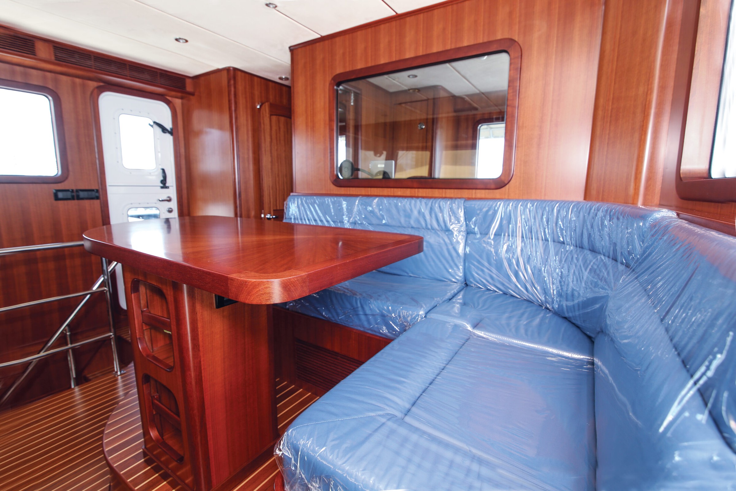 Nordhavn 63, salon met houten tafel en bank