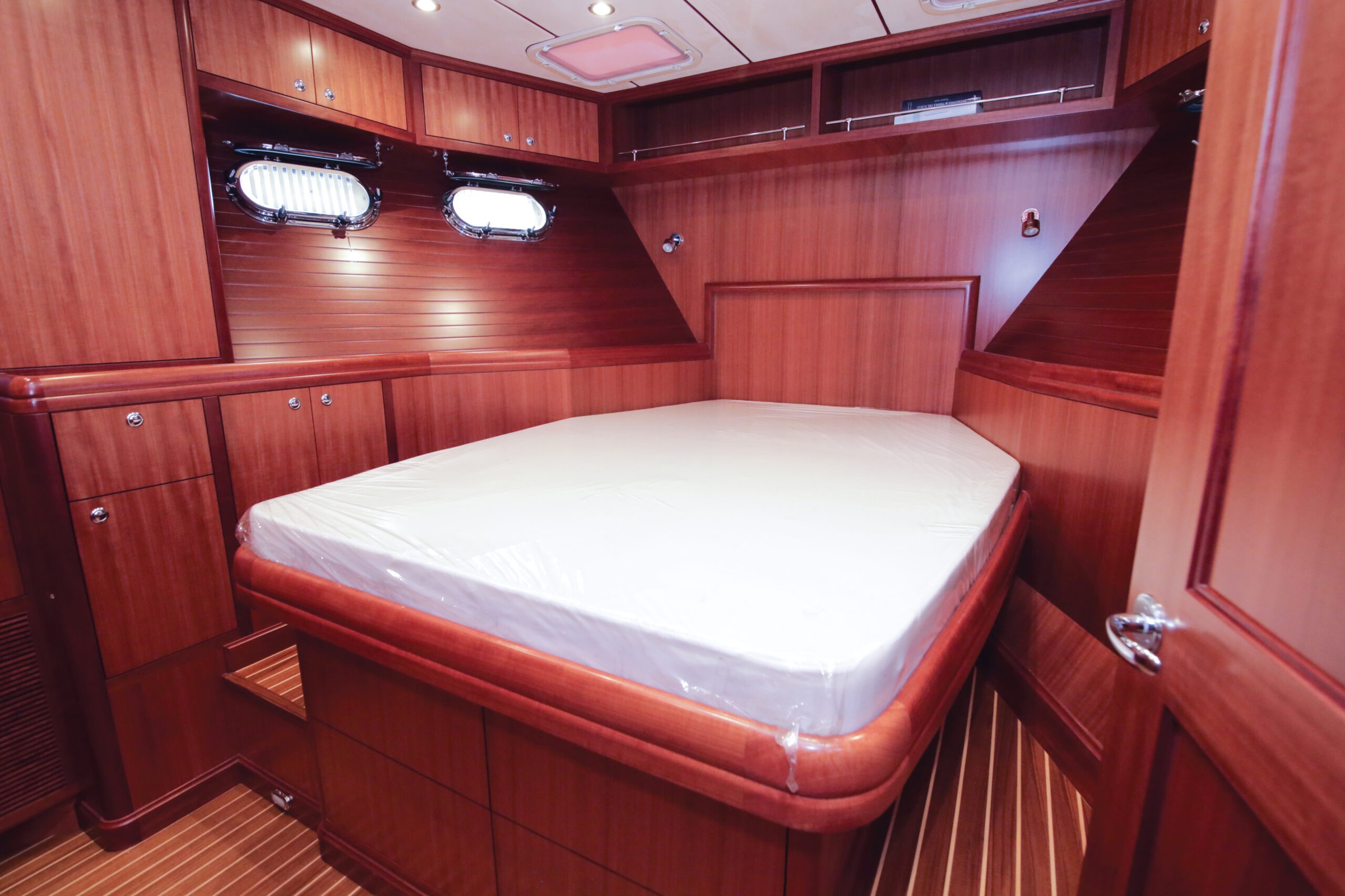 Nordhavn 63, slaapkajuit met bed en patrijspoorten