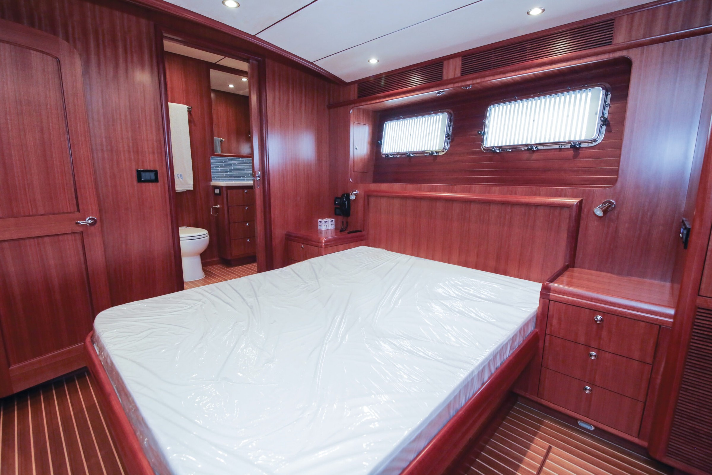 Nordhavn 63, slaapkamer met bed en badkamer