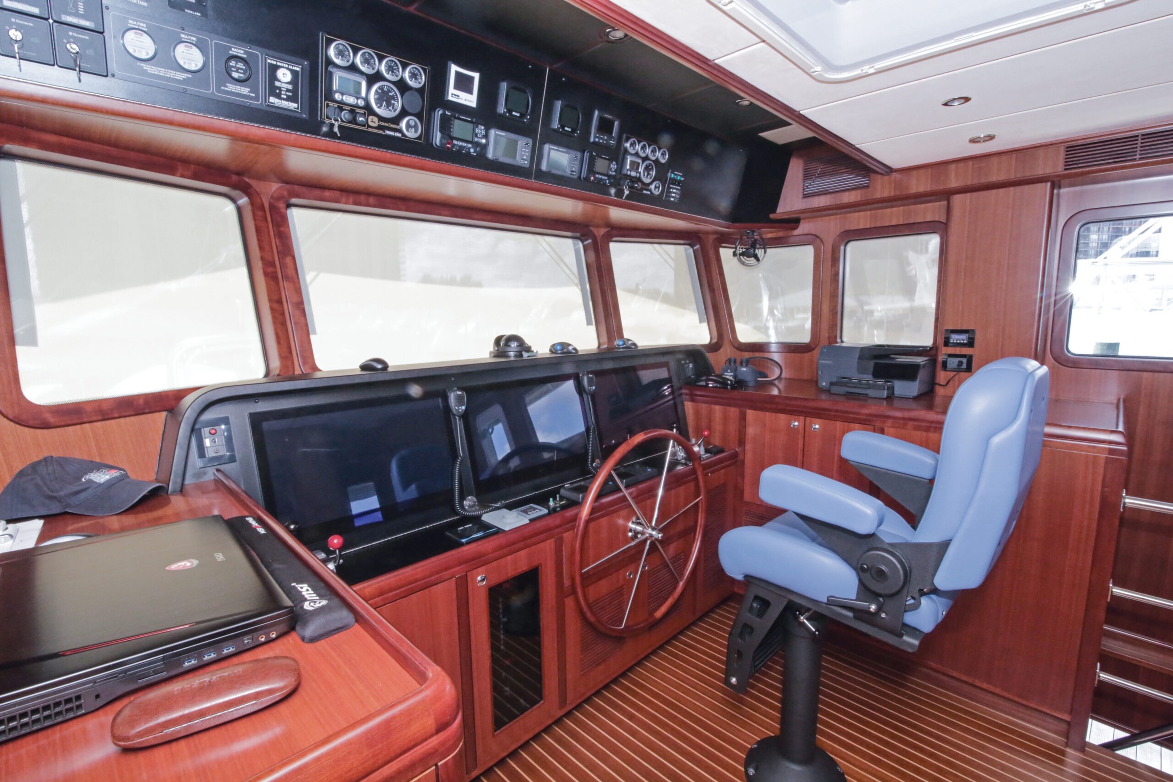 Nordhavn 63, stuurstand met navigatie instrumenten