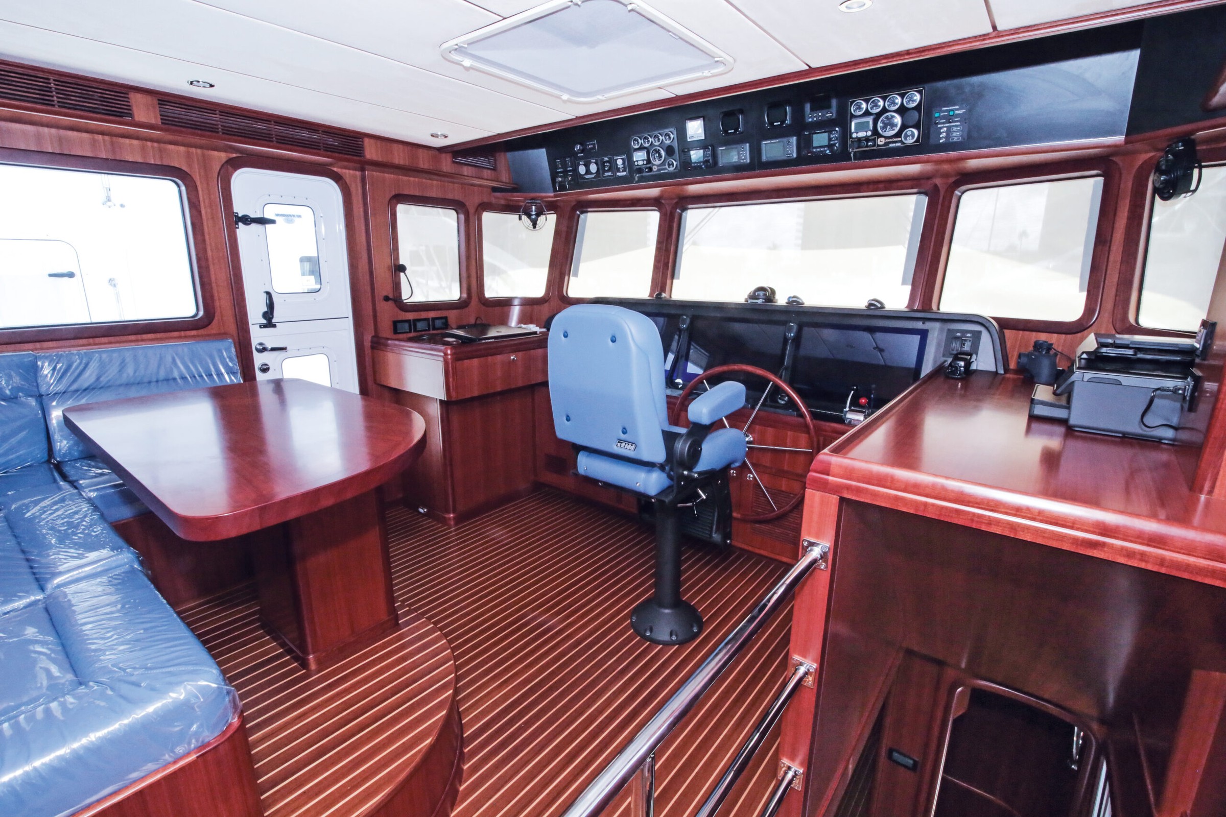 Nordhavn 63, stuurstand met stuurwiel en tafel