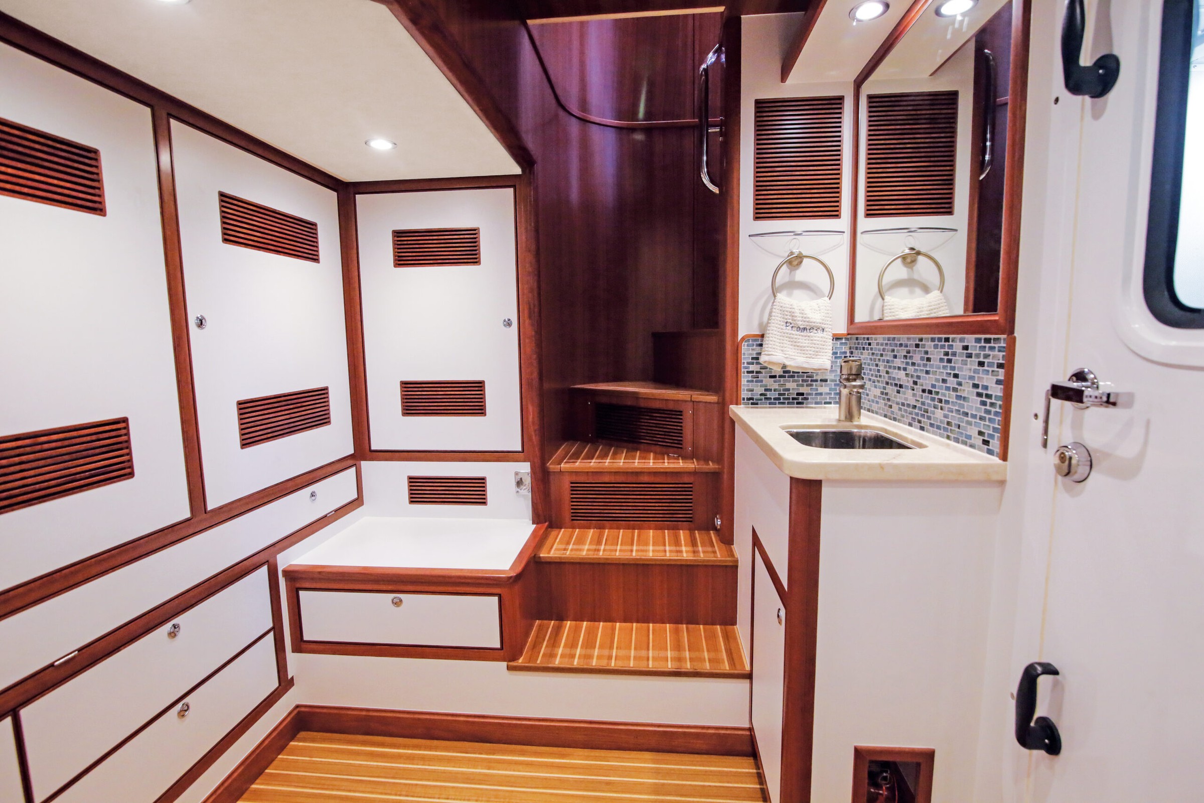Nordhavn 63, trap met wastafel badkamer