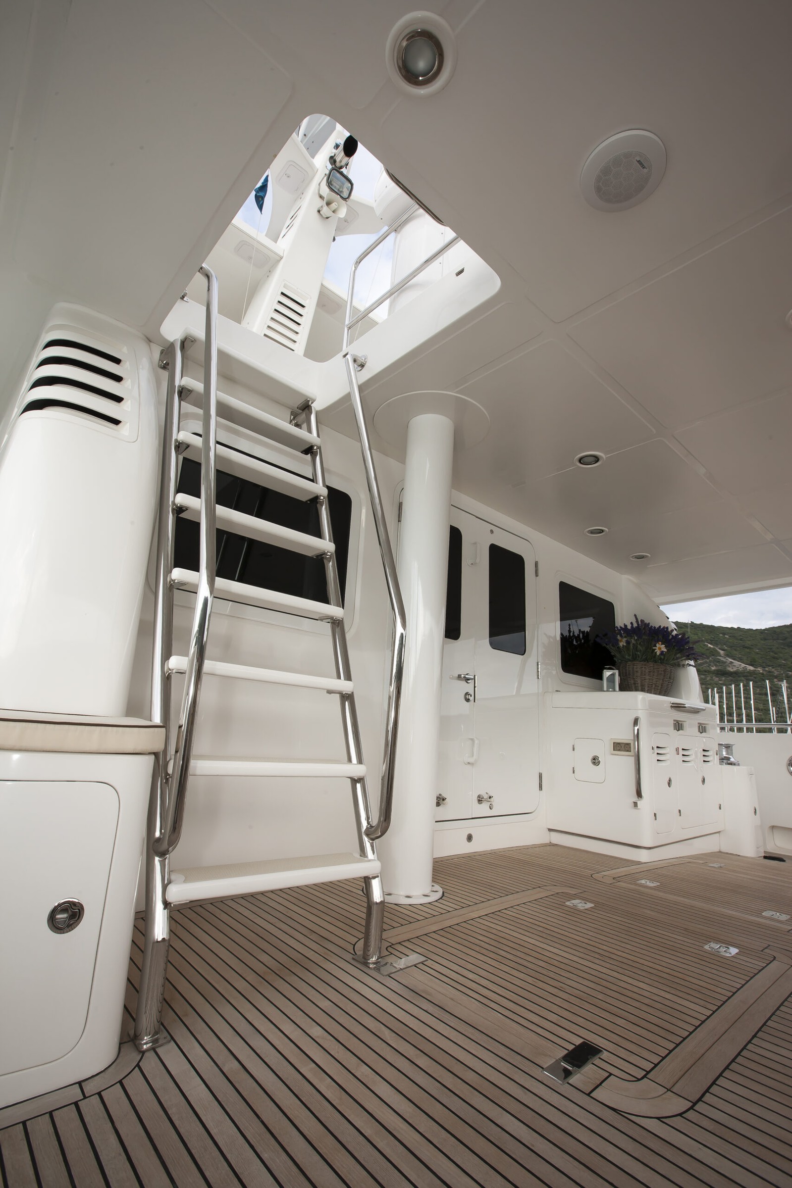 Nordhavn 68, achterdek met ladder naar stuurhut