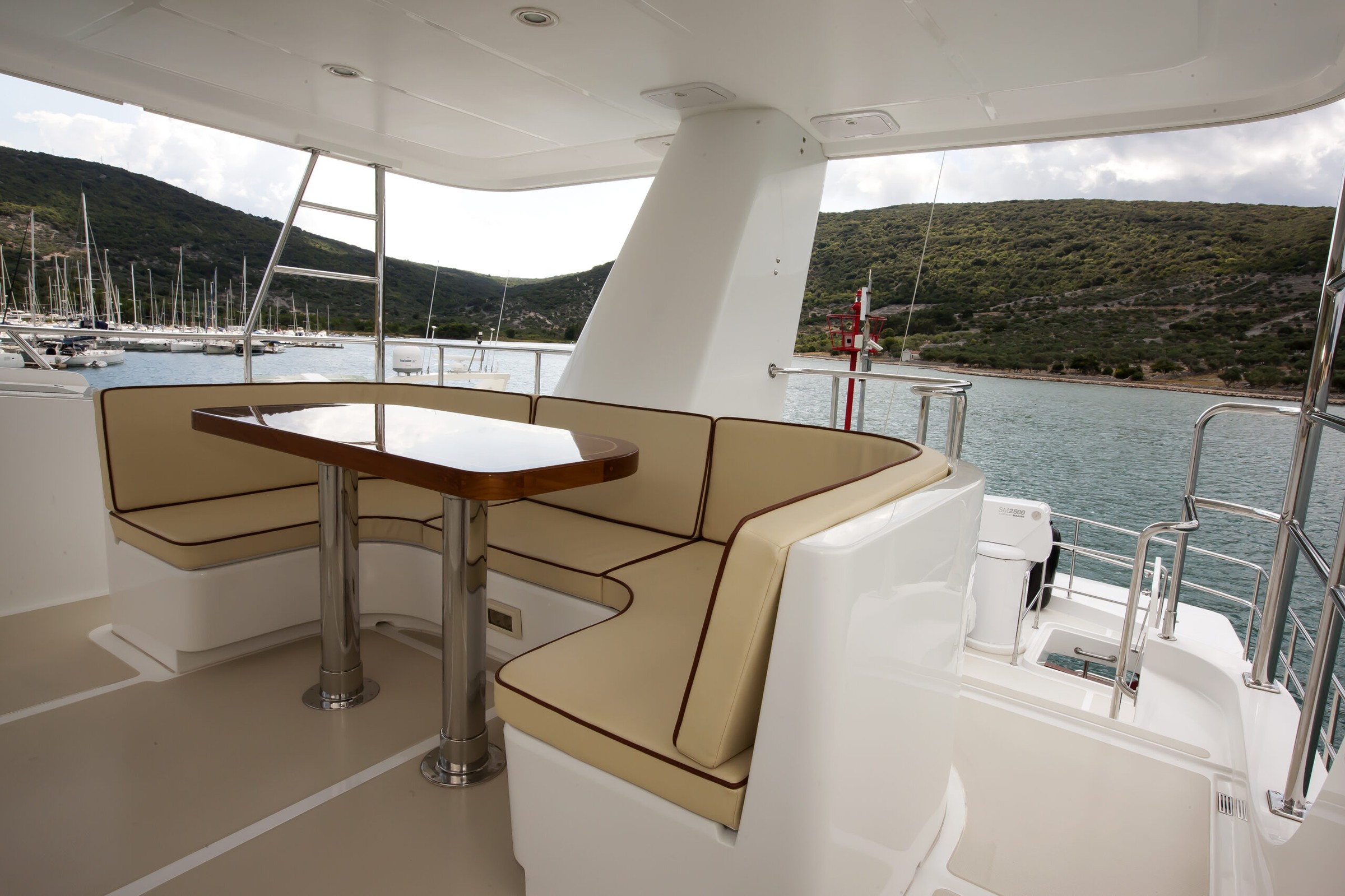 Nordhavn 68, achterdek met zitbank en tafel