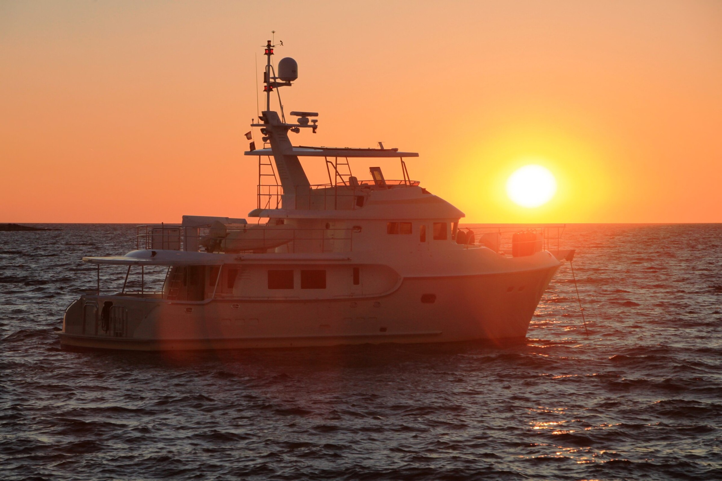 Nordhavn 68, jacht op zee bij zonsondergang