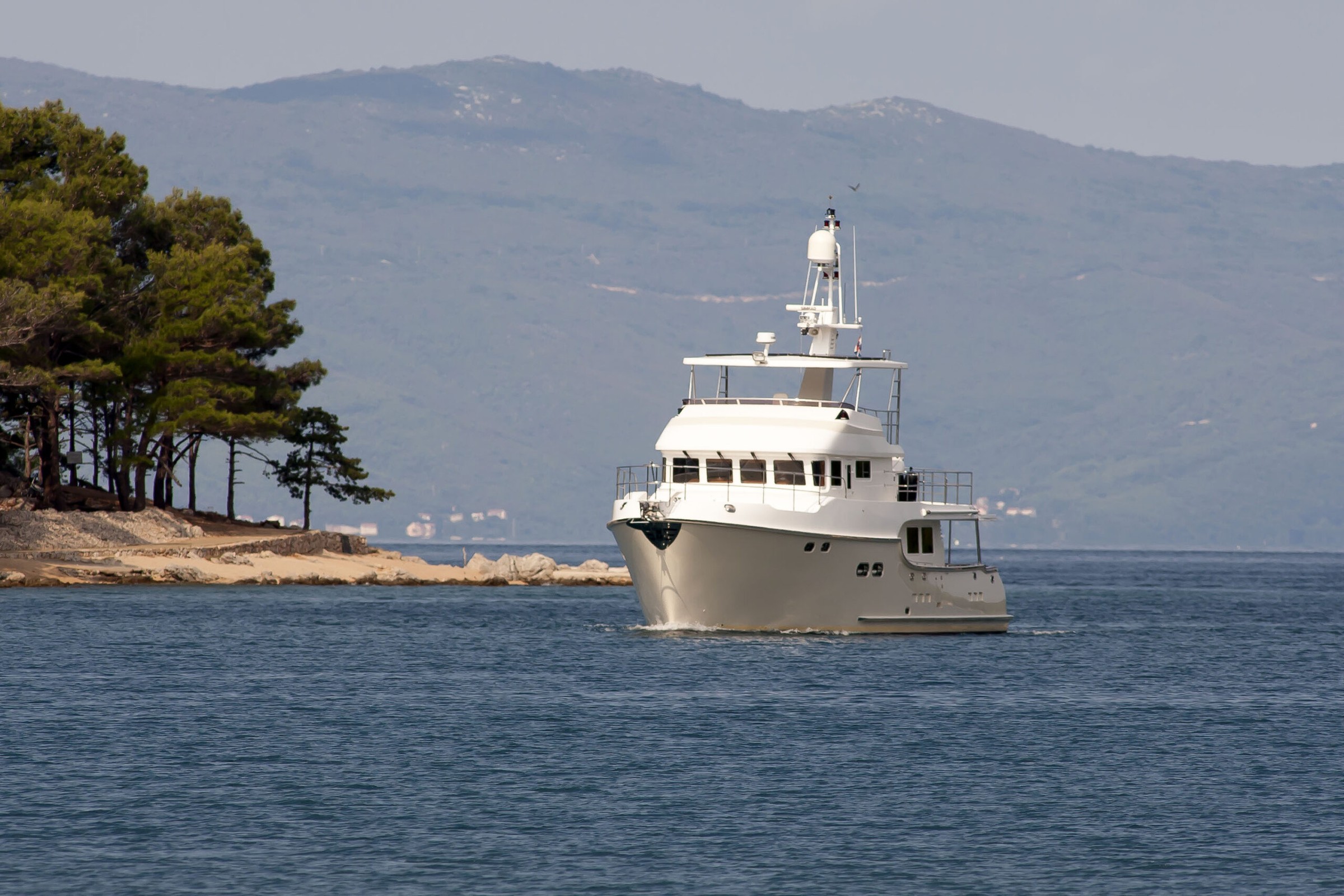 Nordhavn 68, motorjacht vaart langs kust