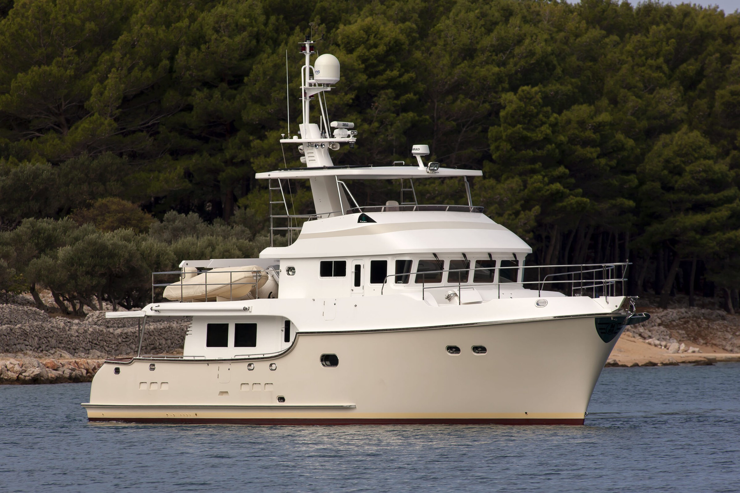 Nordhavn 68, motorjacht voor anker bij kust