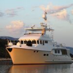Nordhavn 68, motorjacht voor anker bij kust