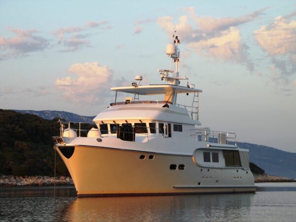 Nordhavn 68, motorjacht voor anker bij kust