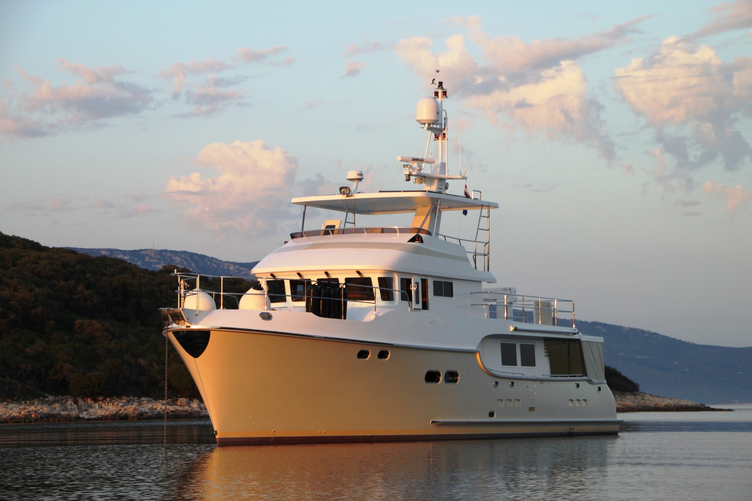 Nordhavn 68, motorjacht voor anker bij kust