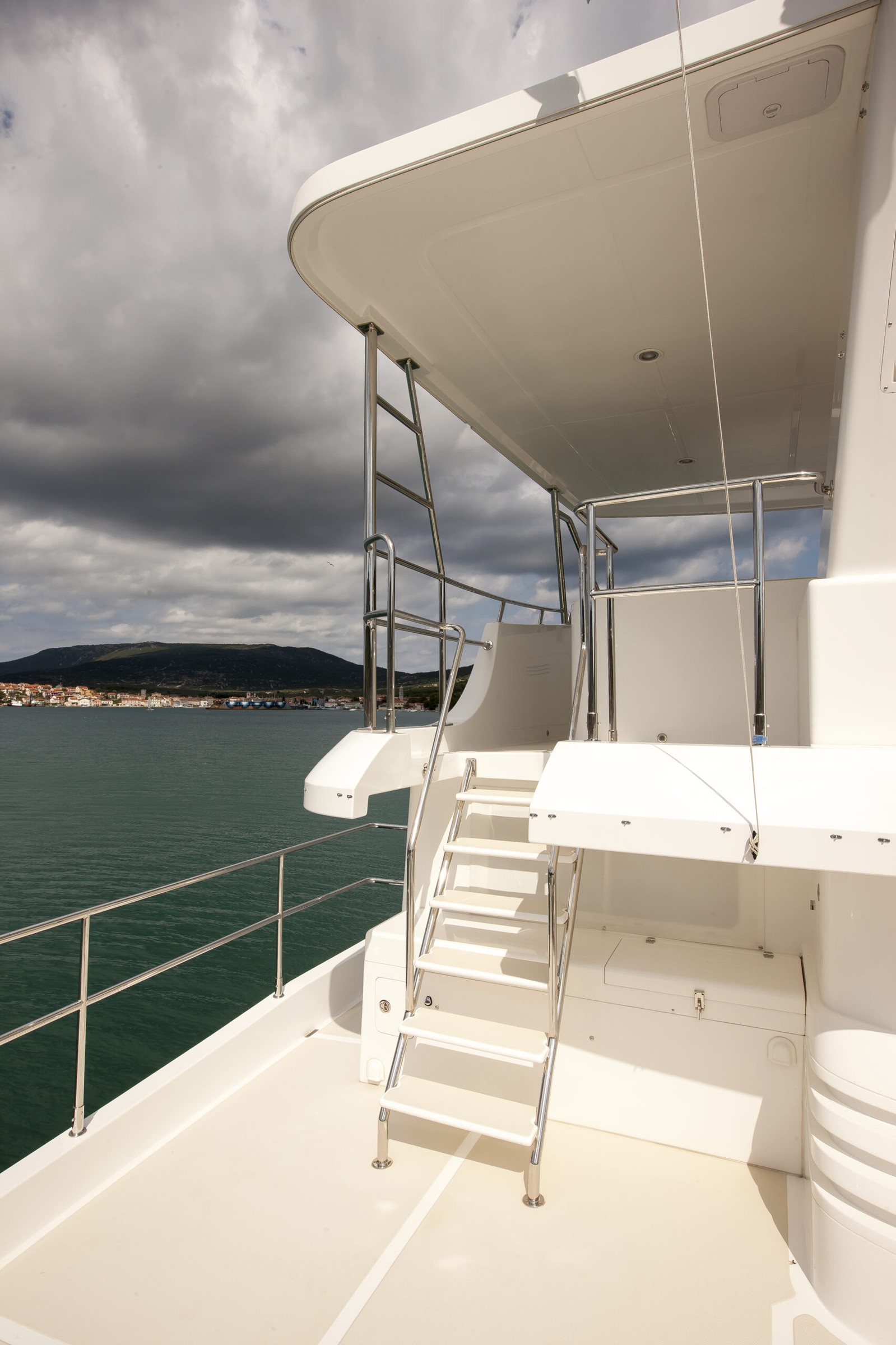 Nordhavn 68, trap naar bovendek boot
