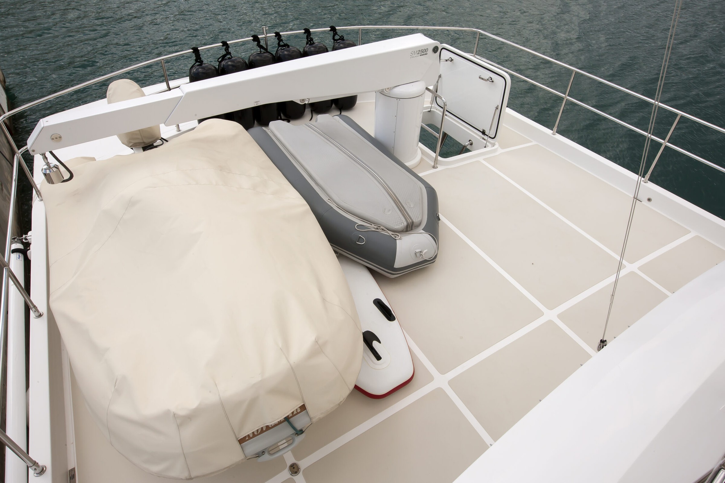 Nordhavn 68, voordek met opgeborgen rubberboot