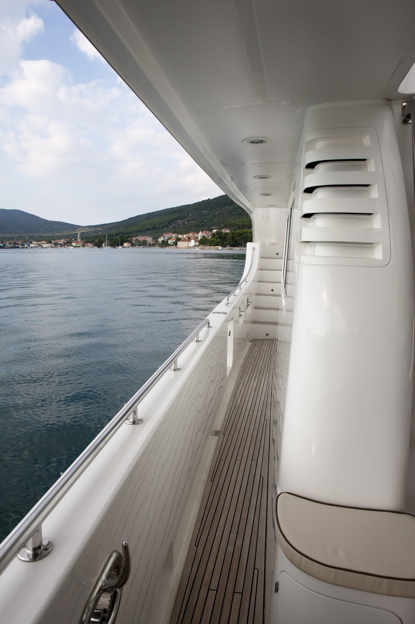 Nordhavn 68, zijdek boot met uitzicht kust