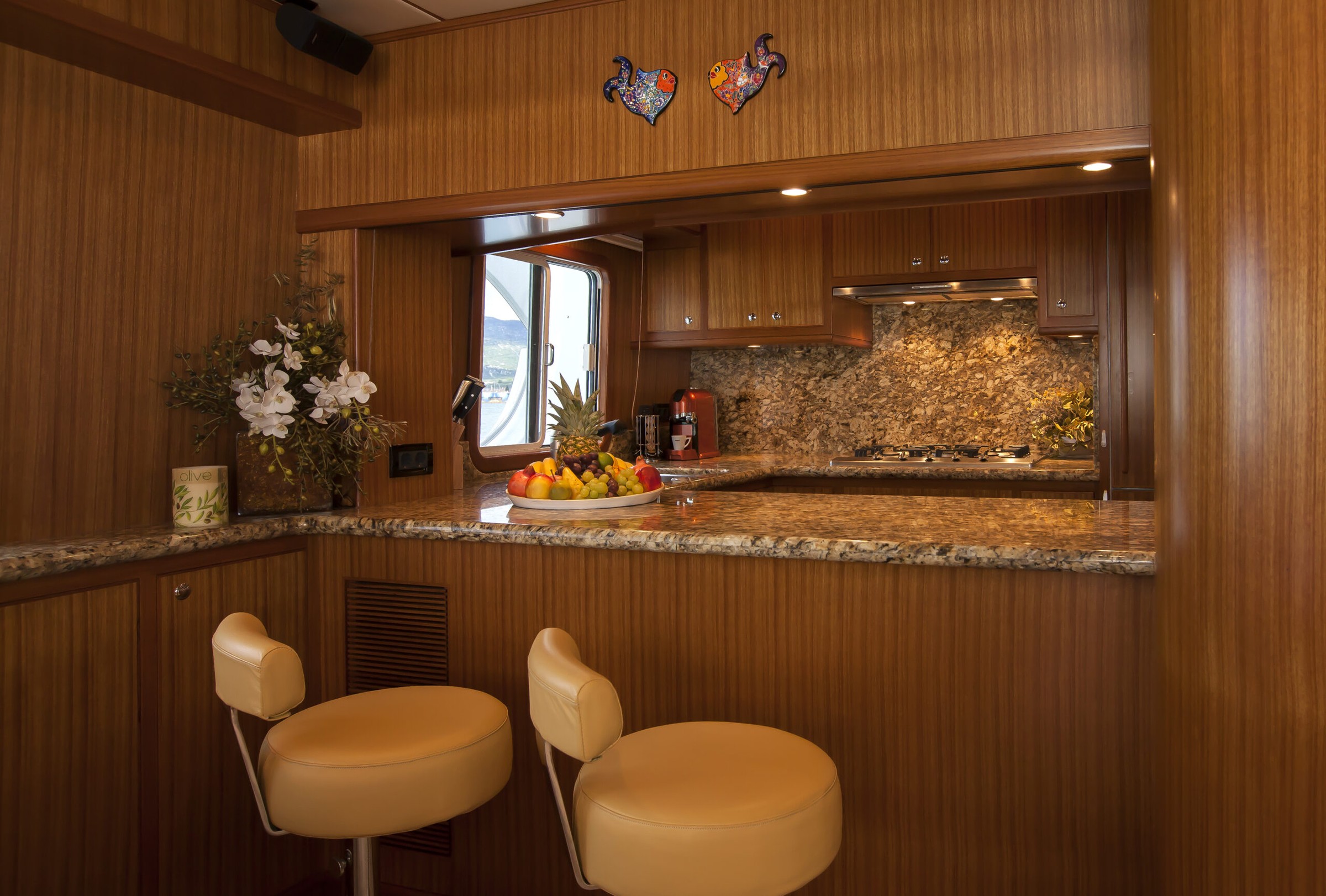 Nordhavn 68, keuken met barkrukken en fruit