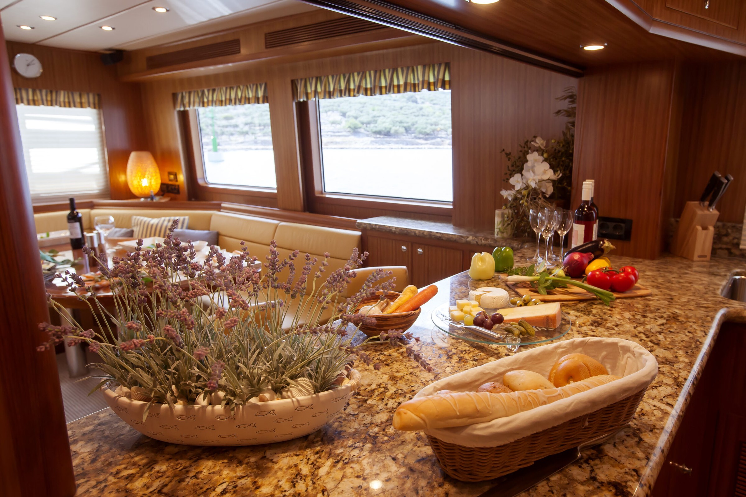 Nordhavn 68, keuken met eten en granieten aanrecht