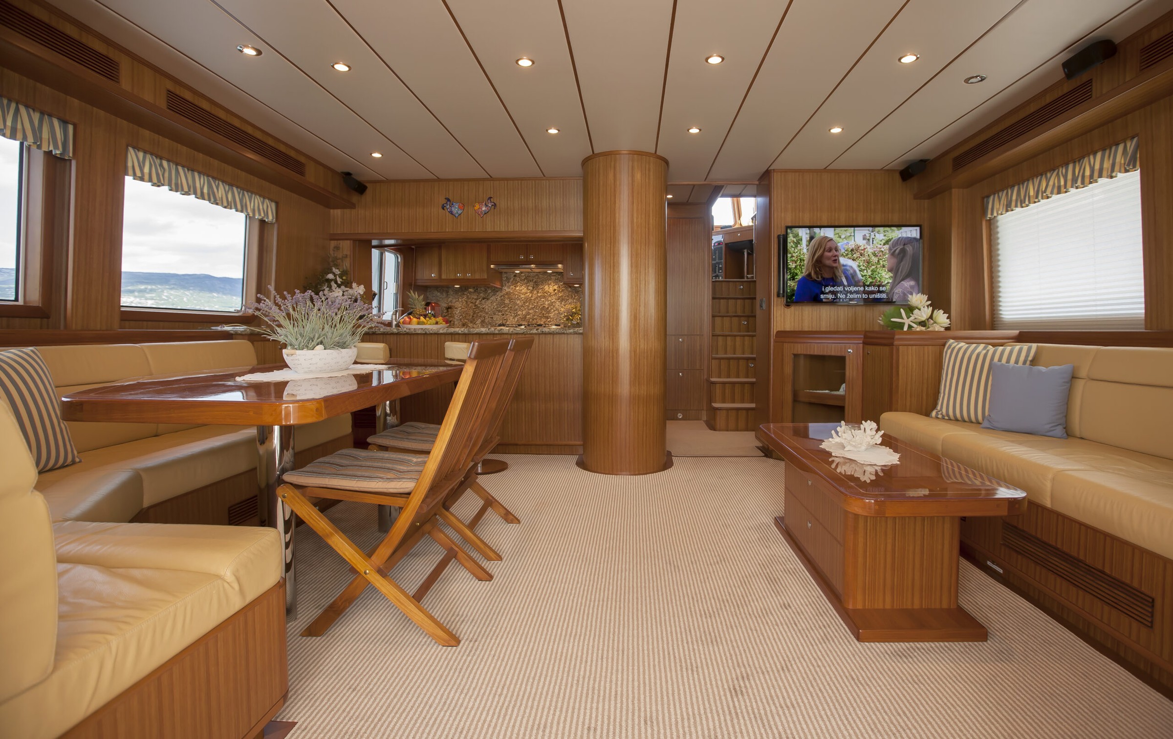 Nordhavn 68, salon met eettafel en bank