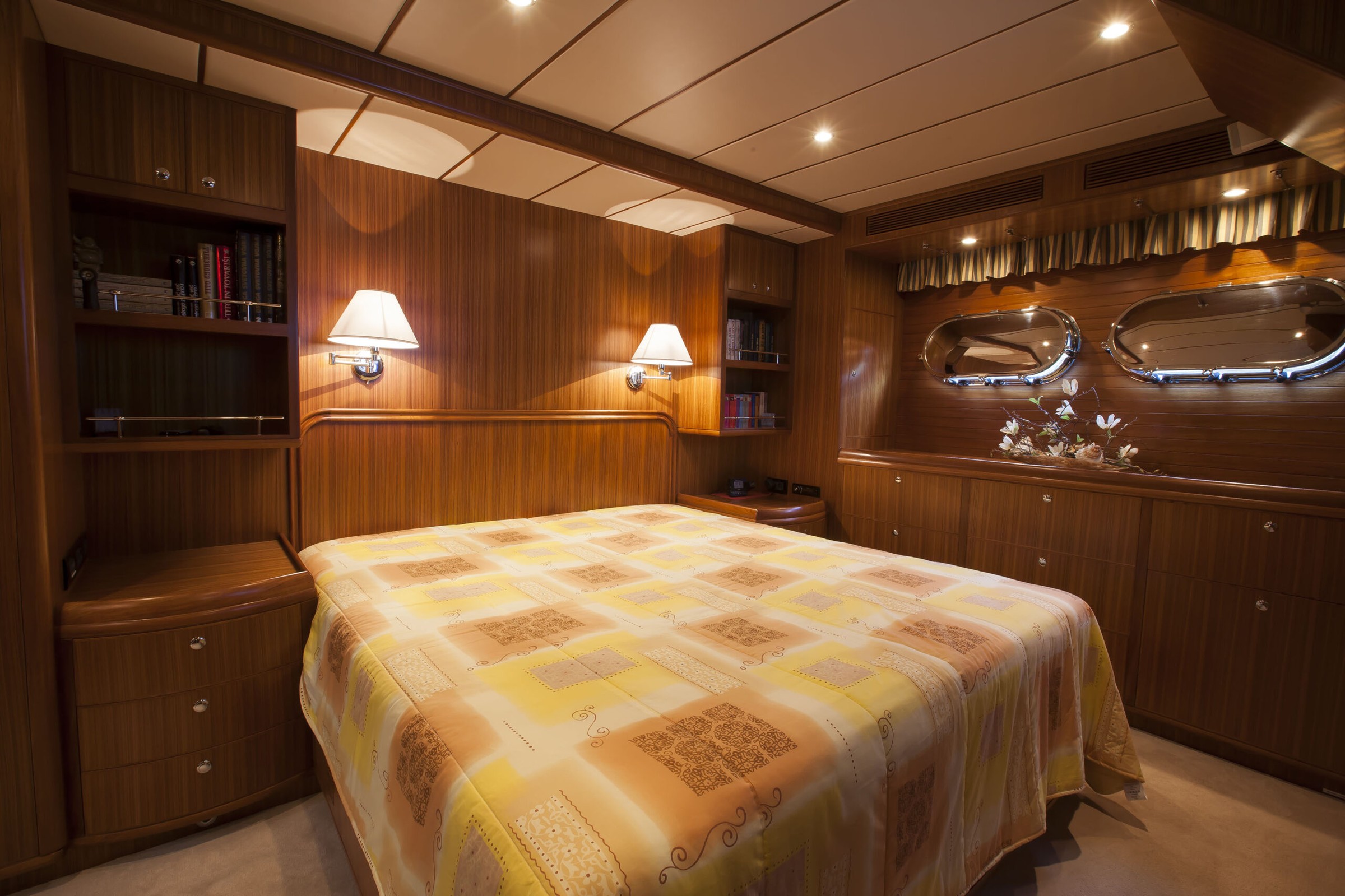 Nordhavn 68, slaapkamer met bed en houten interieur