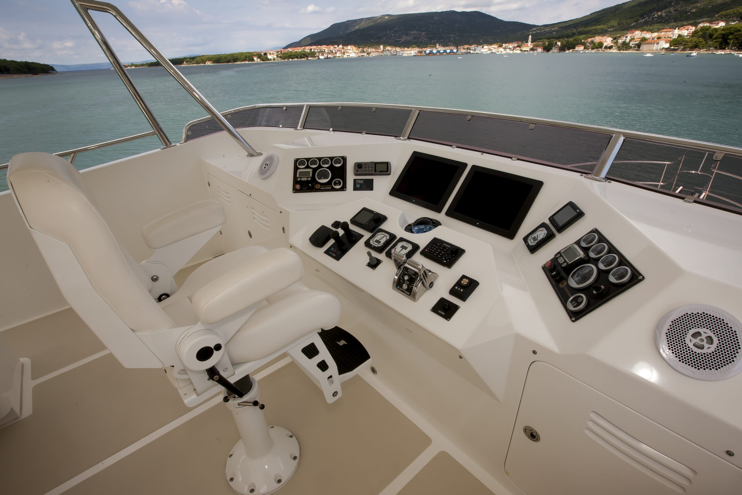 Nordhavn 68, stuurstand met navigatie instrumenten