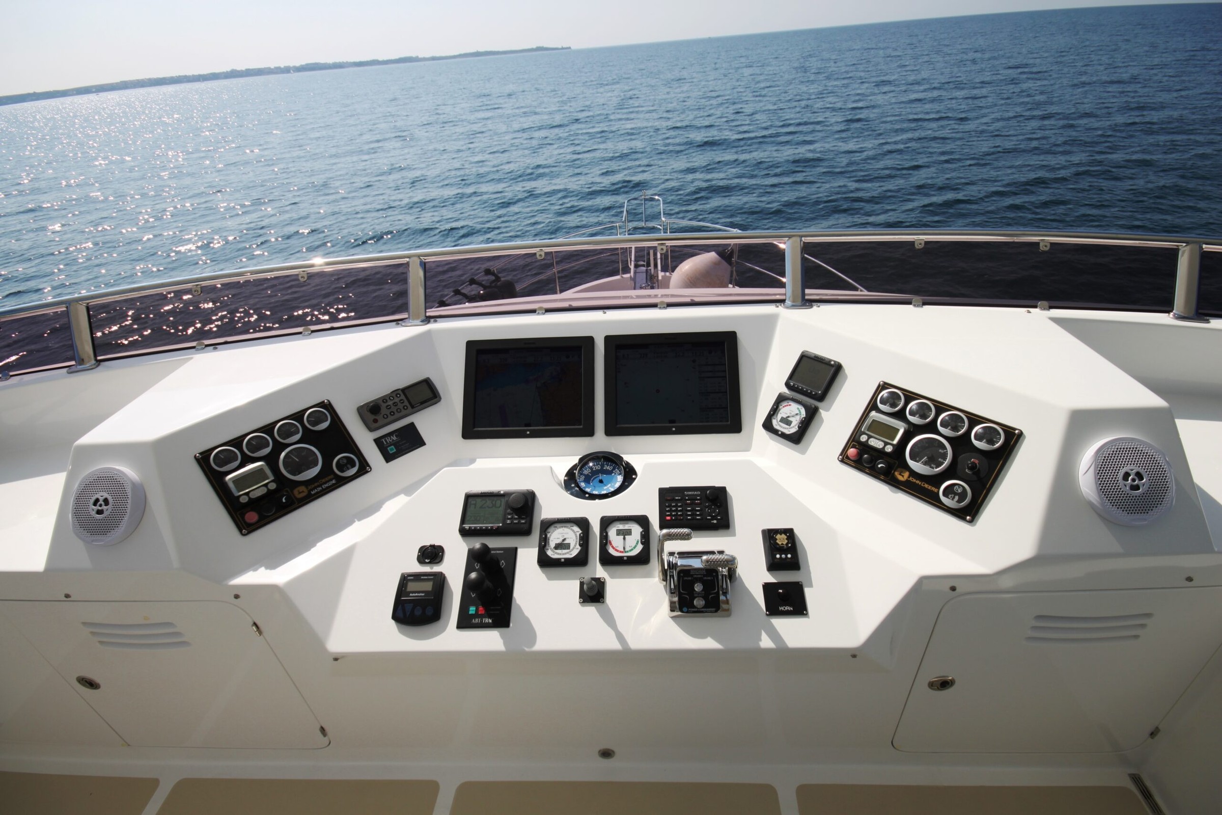 Nordhavn 68, stuurstand met navigatie instrumenten