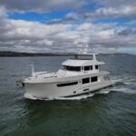 Nordhavn 71, witte motorjacht varend op zee