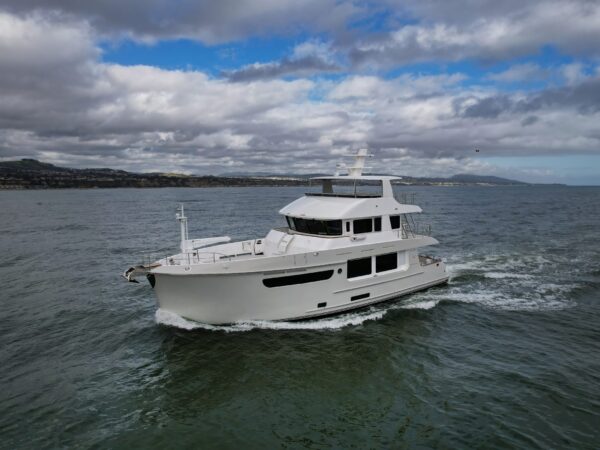 Nordhavn 71, witte motorjacht varend op zee