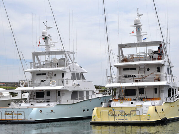 Nordhavn 75EYF, twee jachten afgemeerd naast elkaar