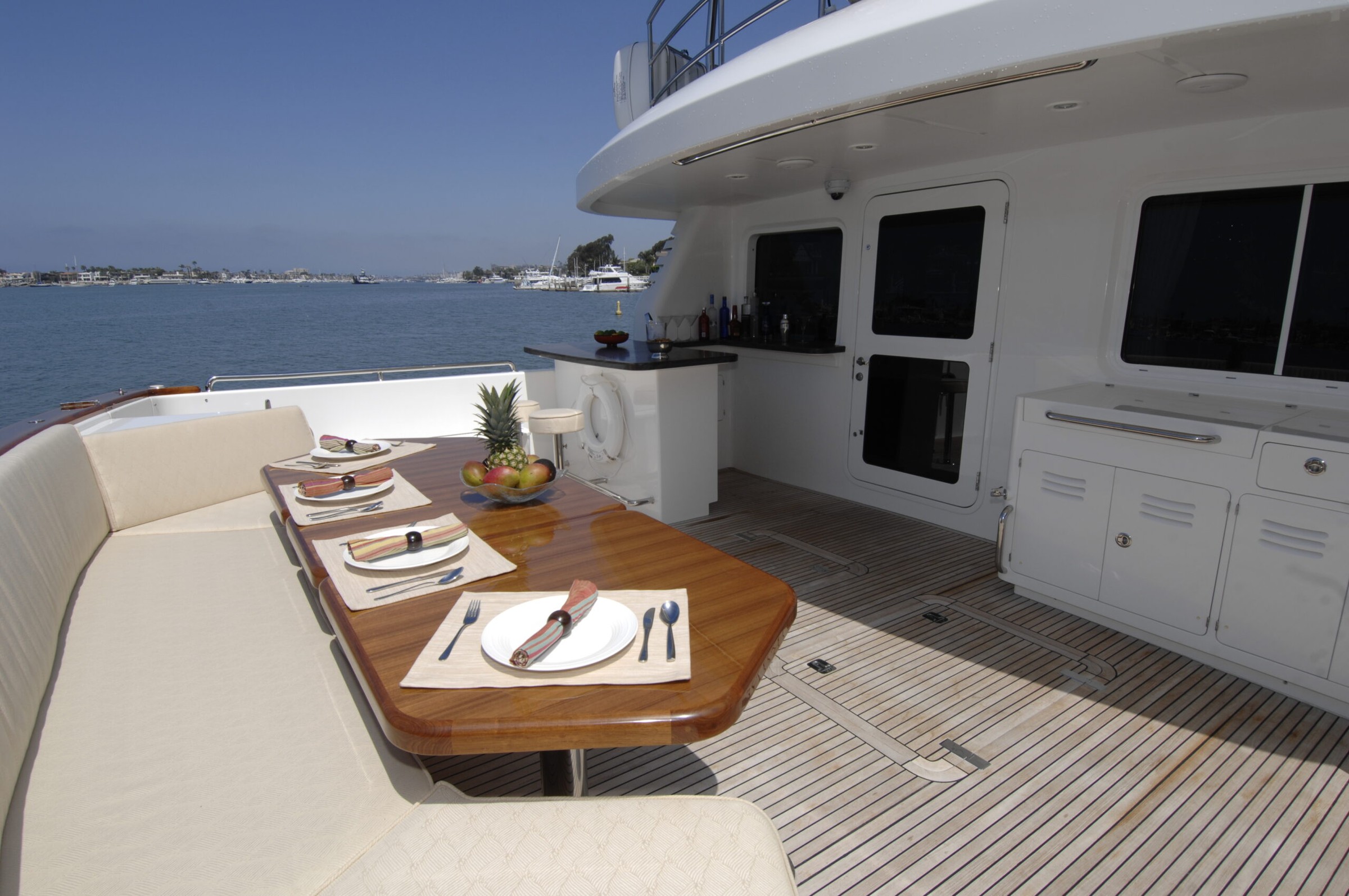 Nordhavn 76, achterdek met eettafel gedekt