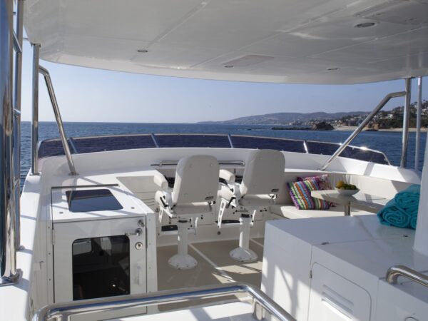 Nordhavn 76, flybridge met stoelen en zithoek