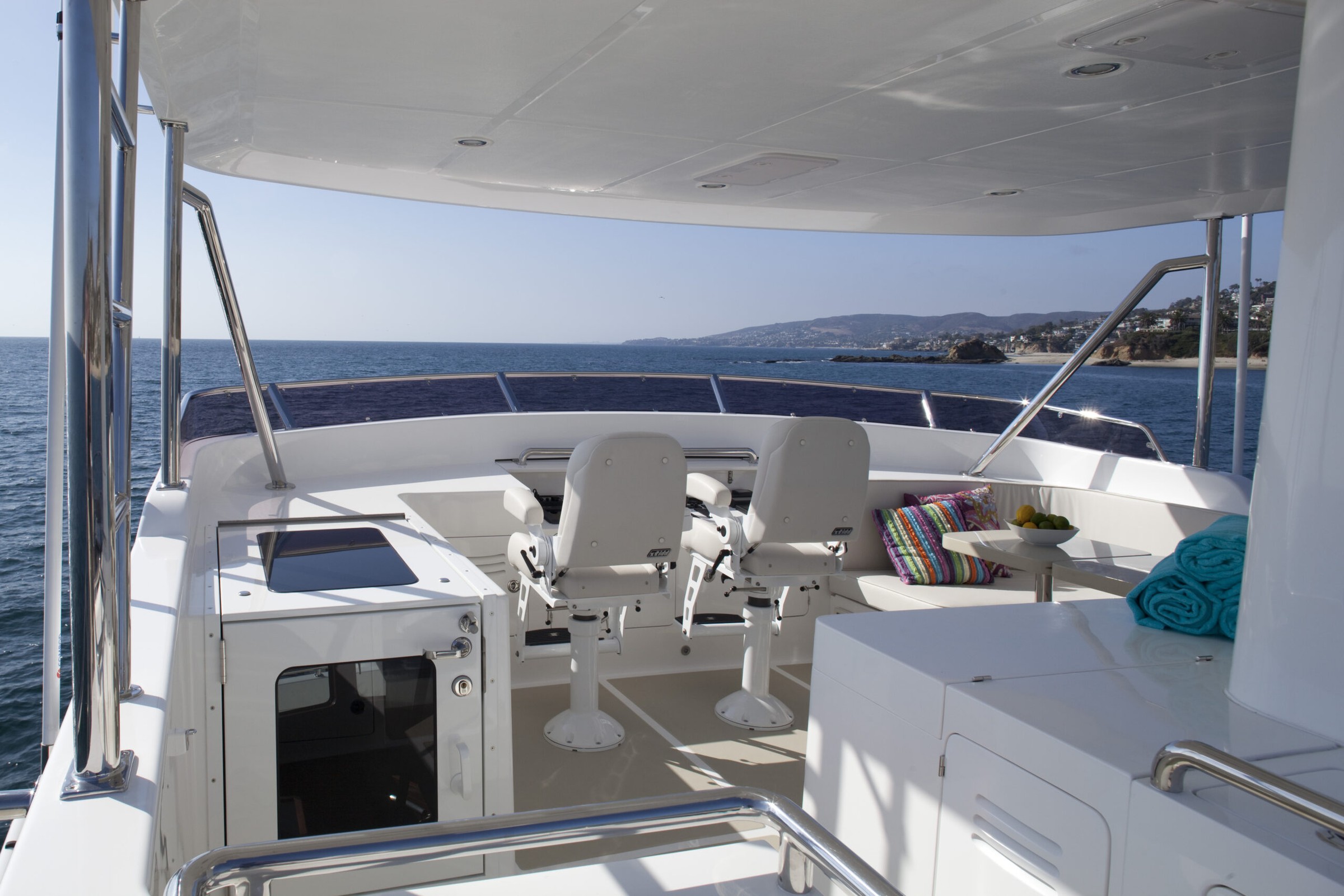 Nordhavn 76, flybridge met stoelen en zithoek