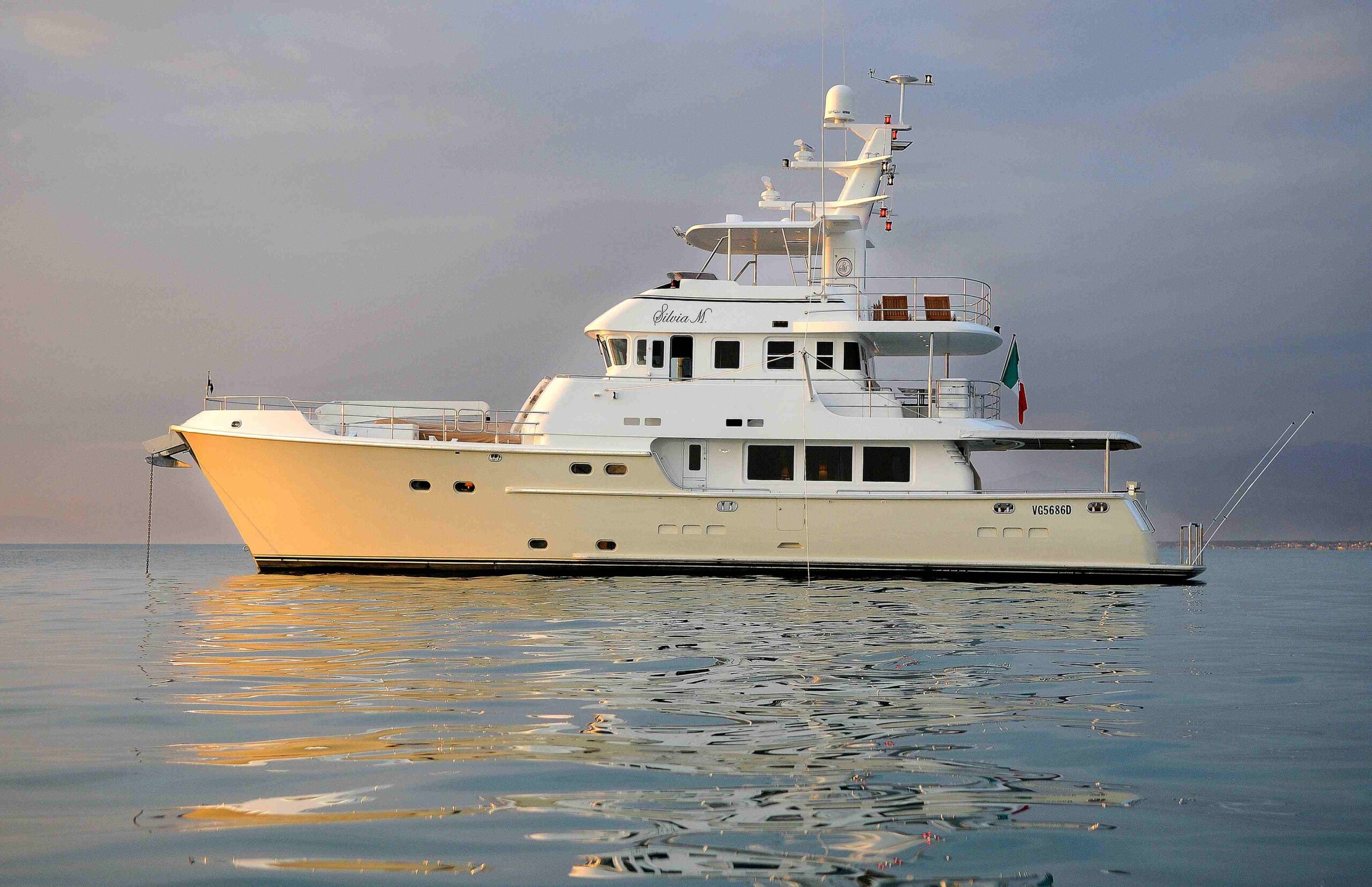 Nordhavn 76, jacht ligt stil op zee