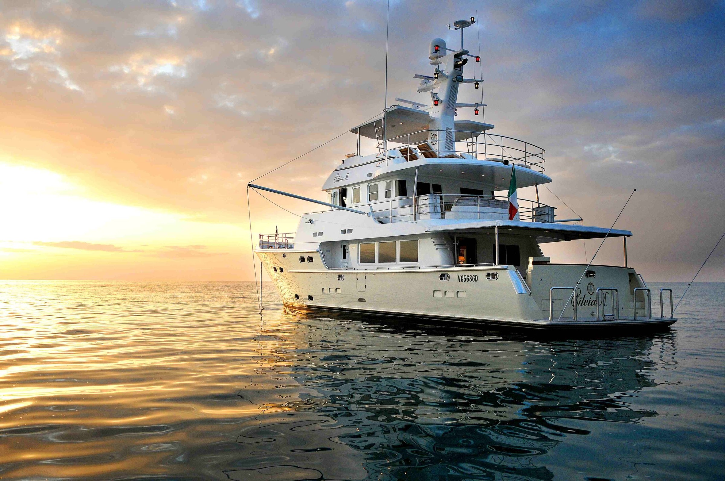 Nordhavn 76, jacht op zee bij zonsondergang
