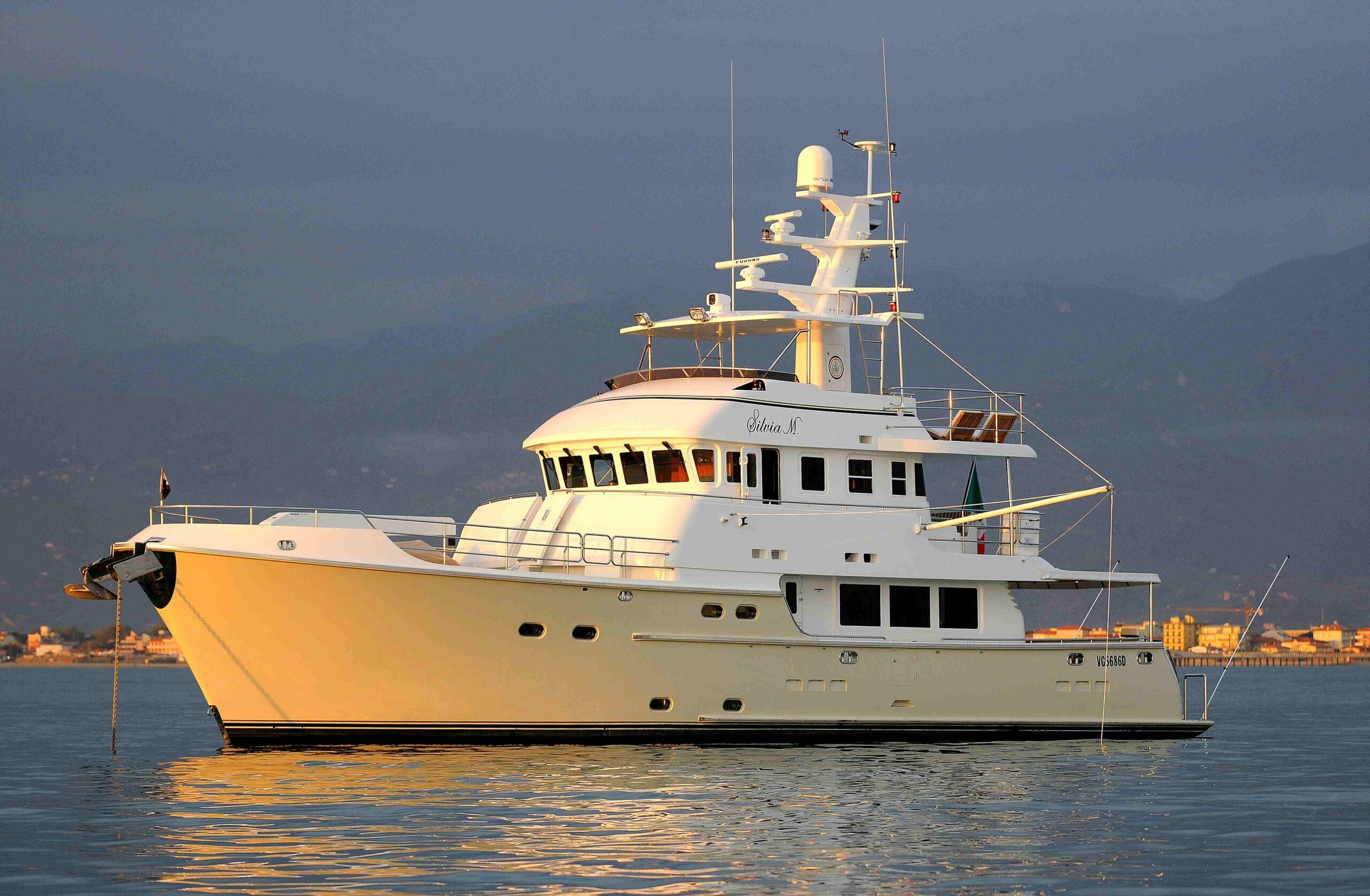 Nordhavn 76, jacht voor anker bij zonsondergang
