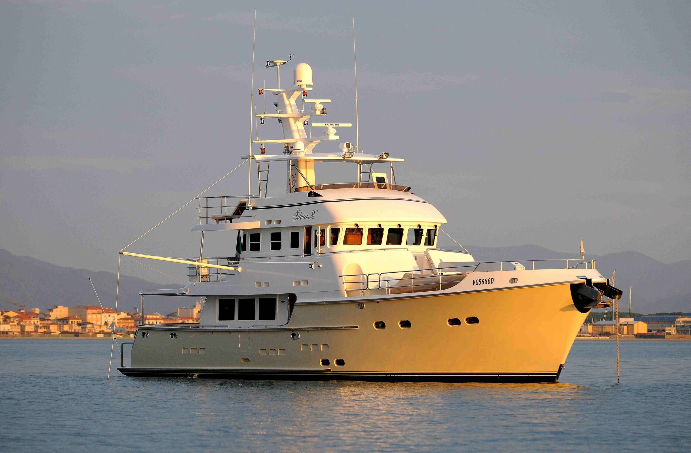 Nordhavn 76, motorjacht op zee bij zonsondergang