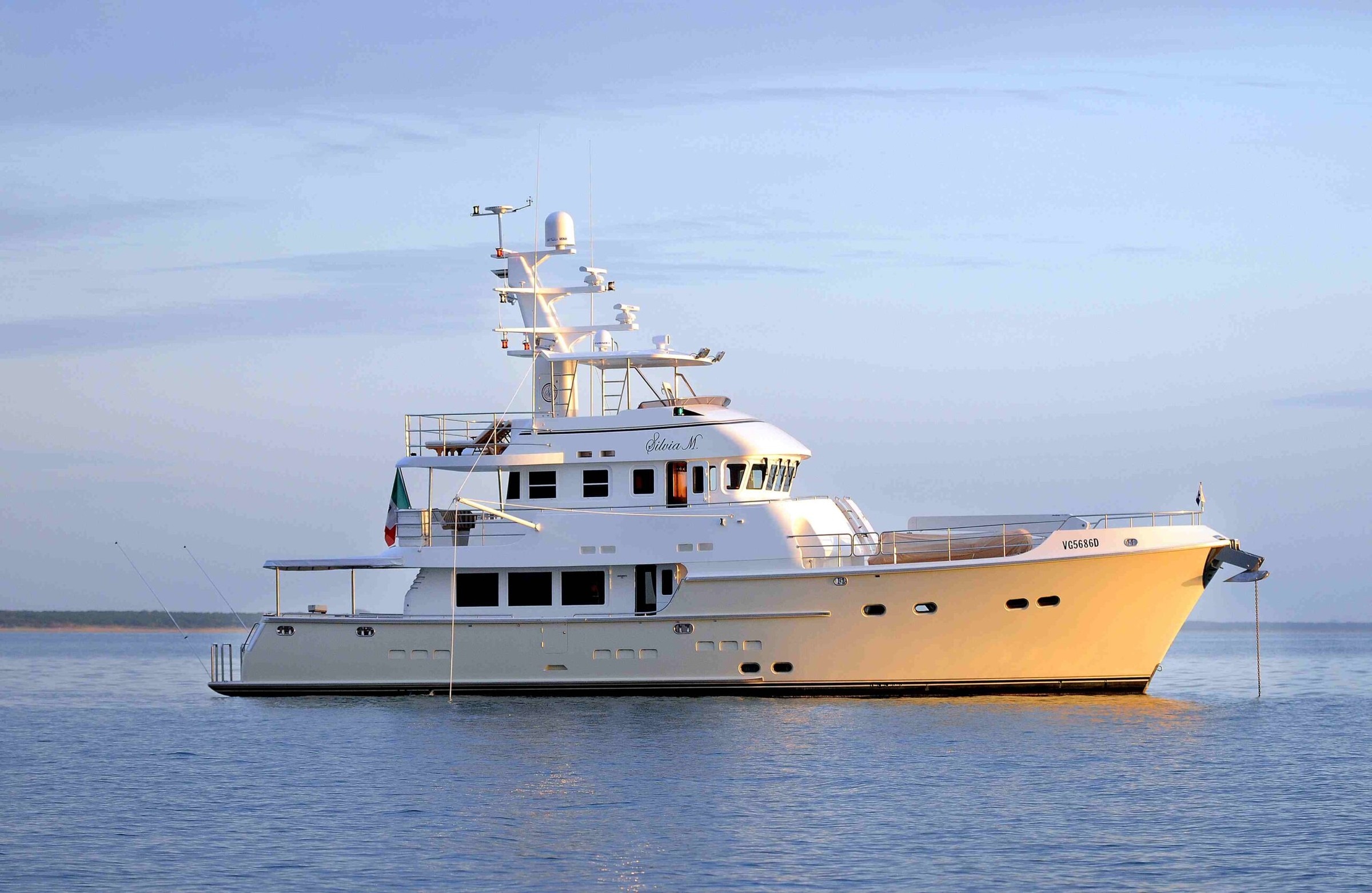 Nordhavn 76, motorjacht op zee voor anker