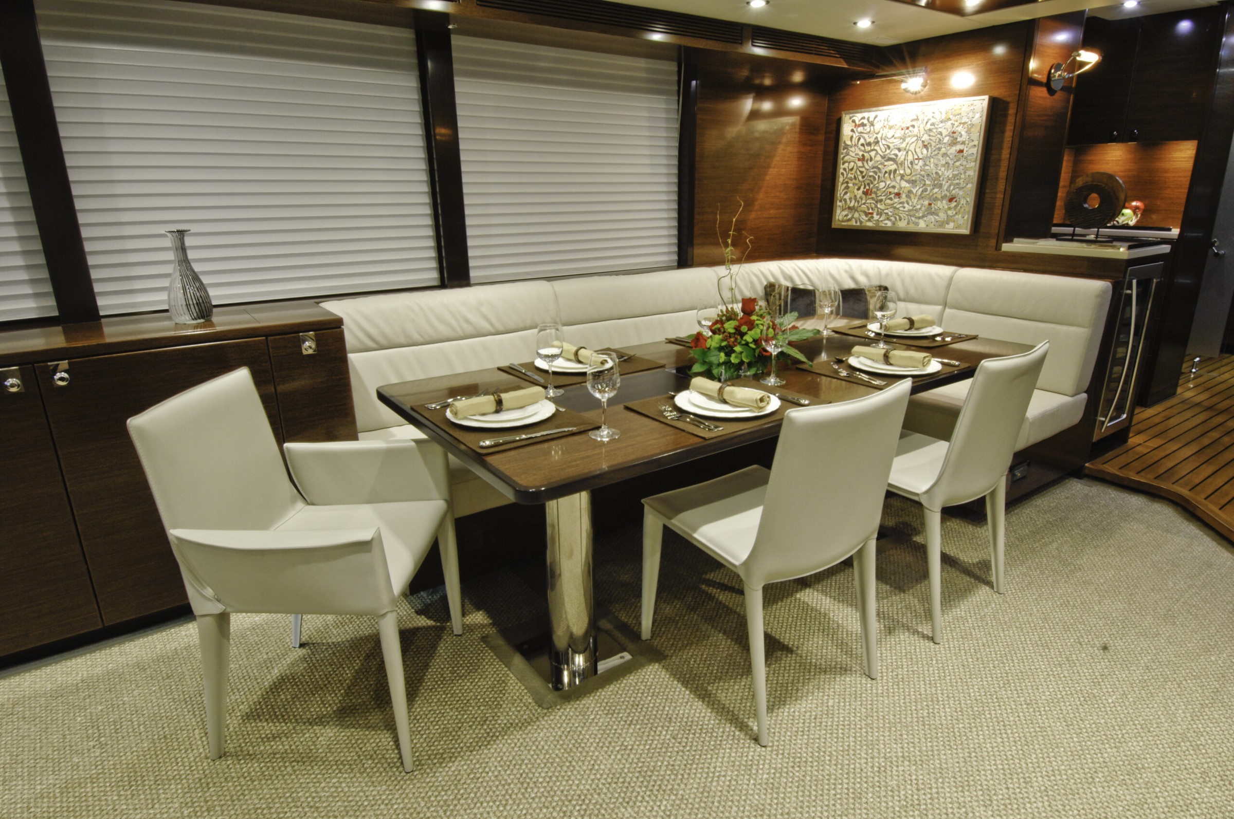 Nordhavn 76, eetkamer met gedekte tafel