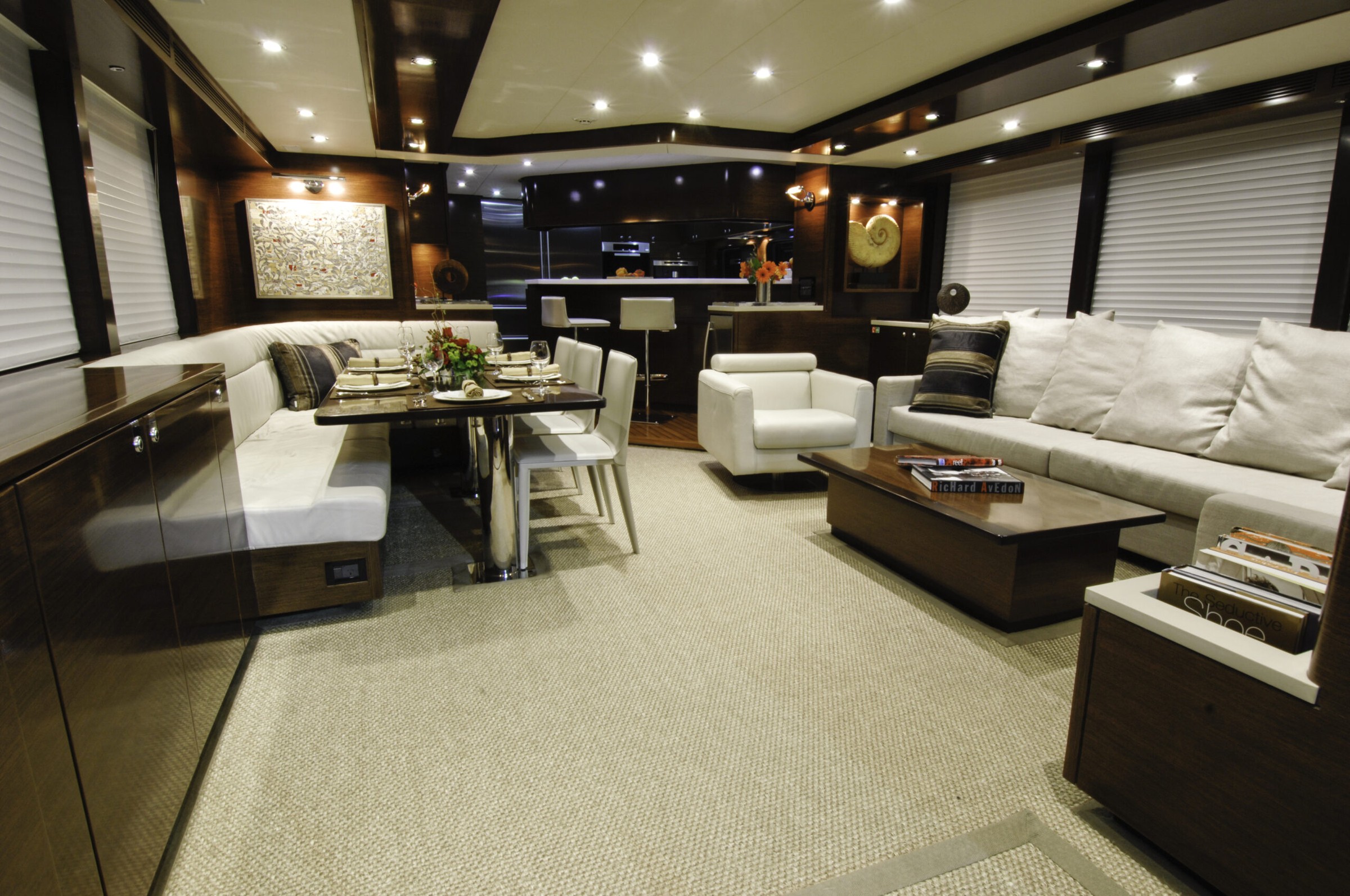 Nordhavn 76, luxe salon met eettafel en zithoek