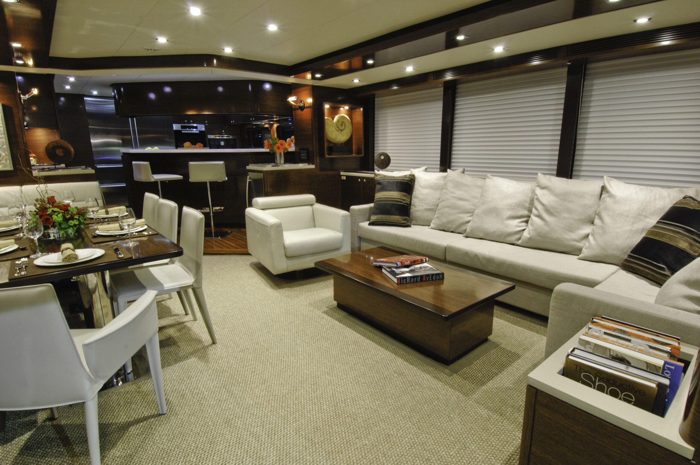 Nordhavn 76, salon met eettafel en bank