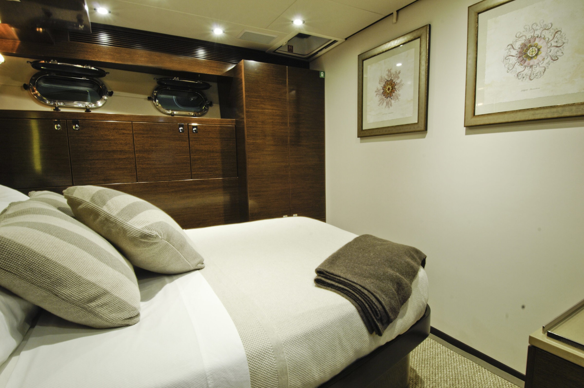 Nordhavn 76, slaapkamer met bed en patrijspoorten