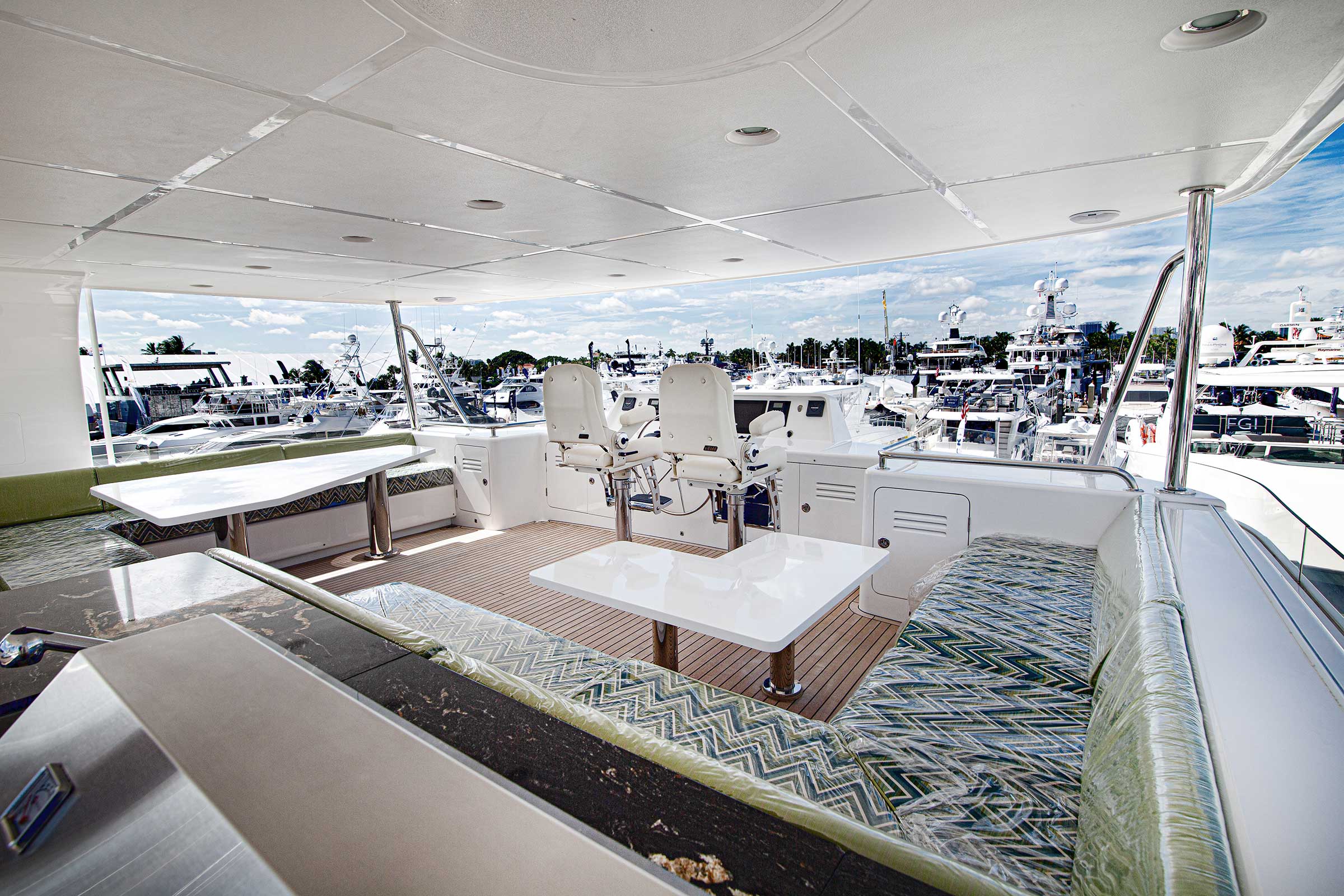 Nordhavn 80, achterdek met stuurstoelen en tafels