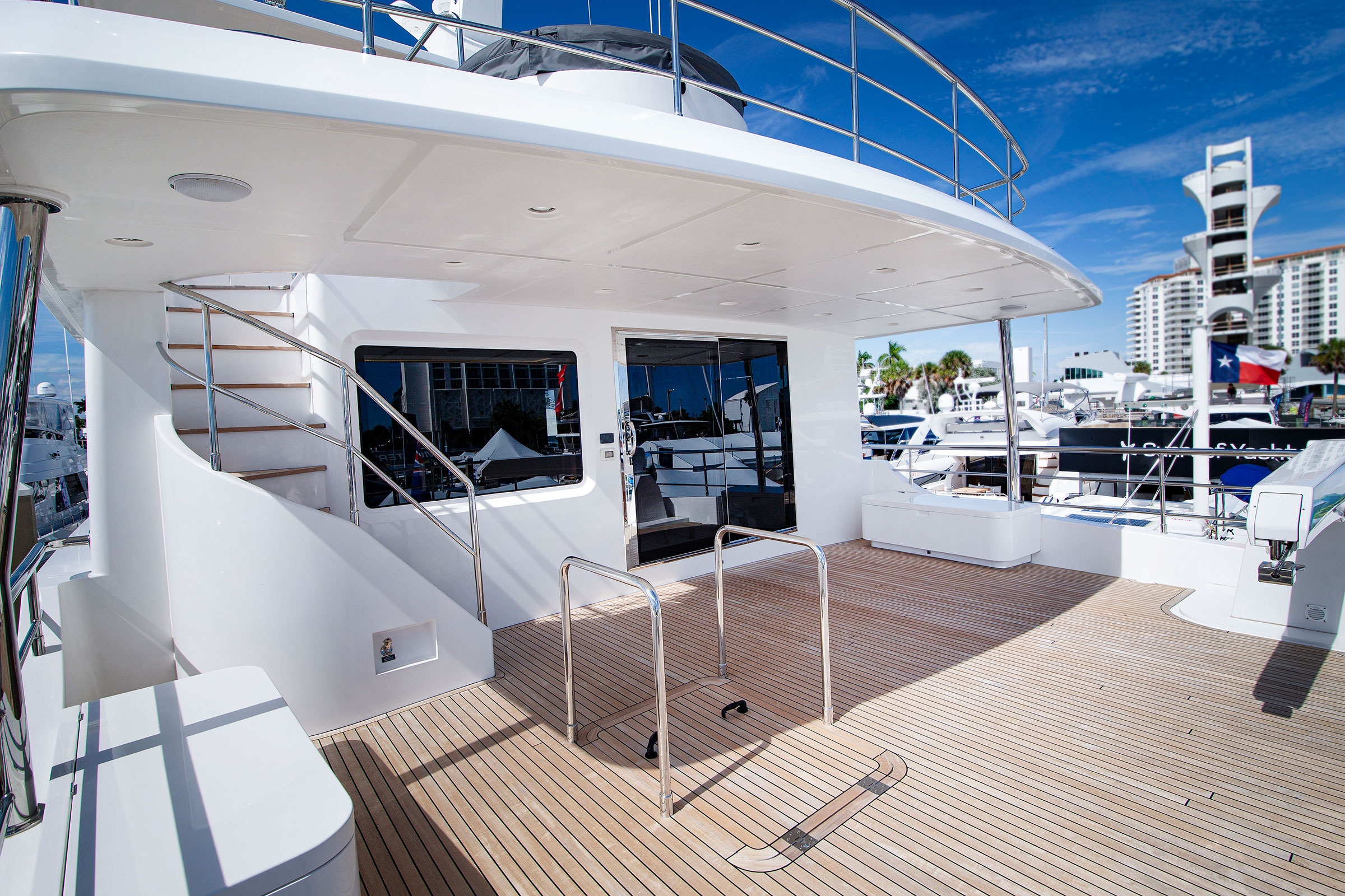 Nordhavn 80, achterdek met trap en teakhout