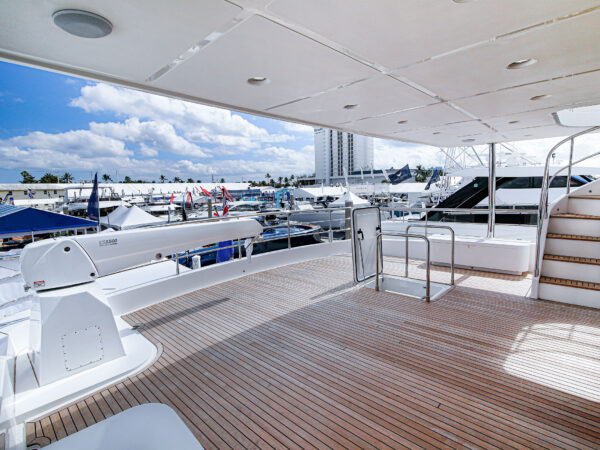 Nordhavn 80, achterdek met trap jachthaven