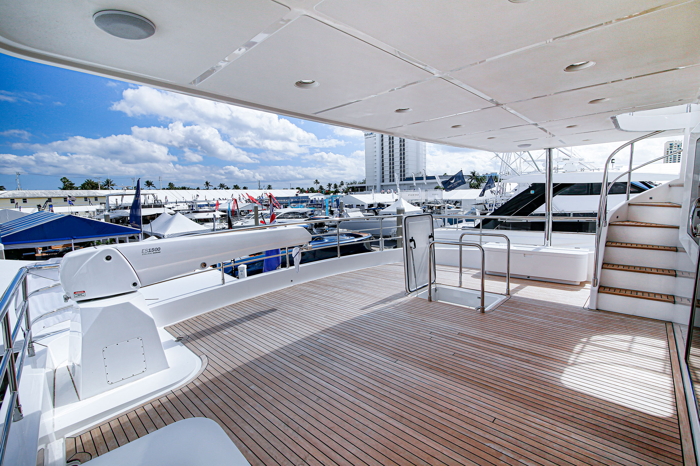 Nordhavn 80, achterdek met trap jachthaven