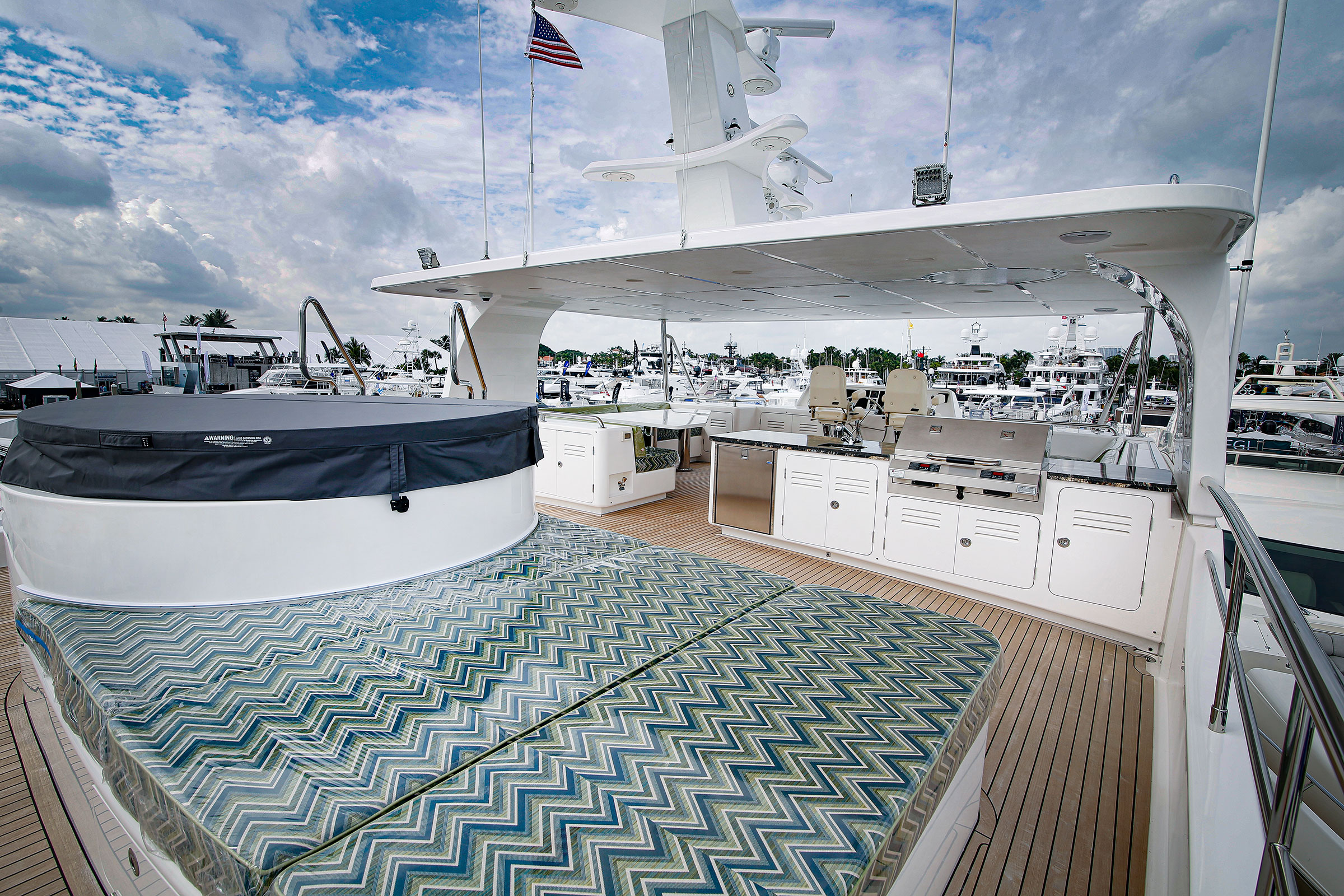 Nordhavn 80, zonnedek met bar en ligbed