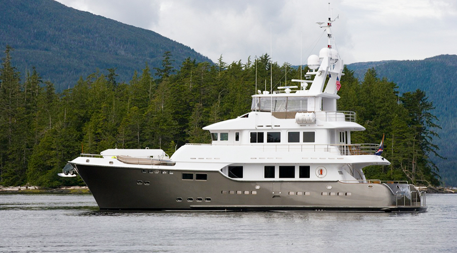 Nordhavn 86, motorjacht varend bij bergen