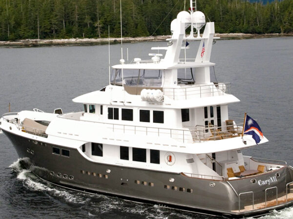 Nordhavn 86, motorjacht varend op water