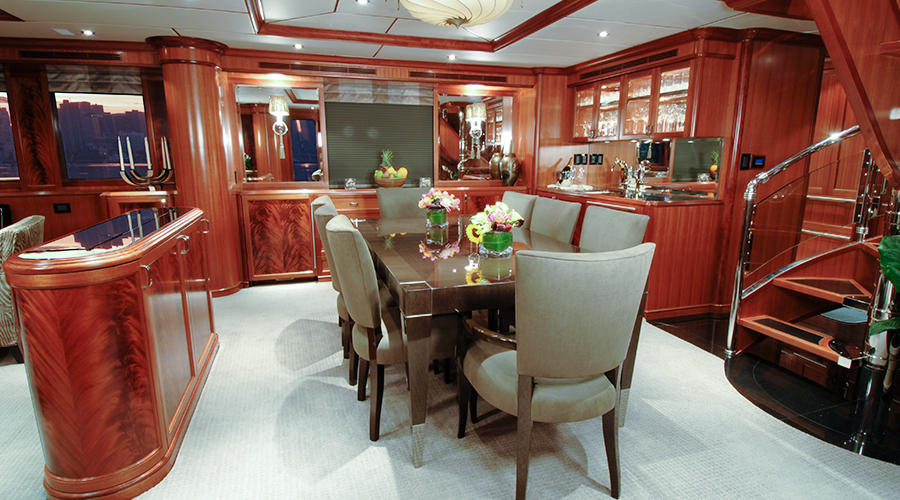 Nordhavn 86, eetkamer met houten meubels