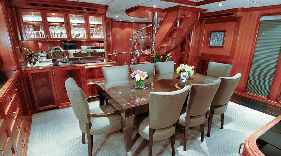 Nordhavn 86, eetkamer met houten tafel