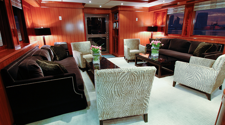 Nordhavn 86, lounge met zithoek en bloemen