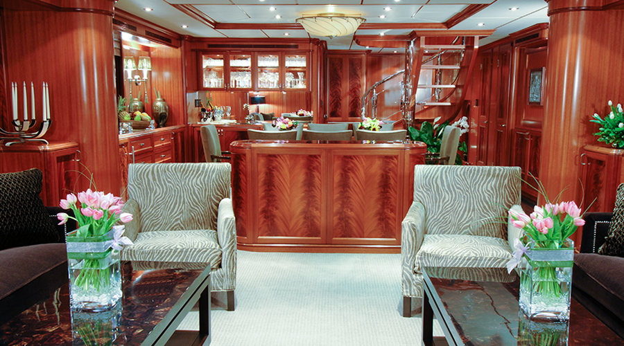 Nordhavn 86, luxe salon met bar en fauteuils