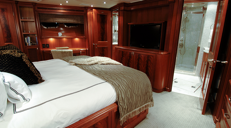 Nordhavn 86, slaapkamer met bed en badkamer
